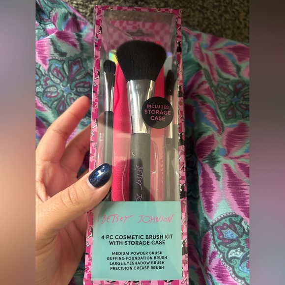 Betsey Johnson 4 PC Cosmetic Brush Kit With Storage Case - Picture 5 of 6